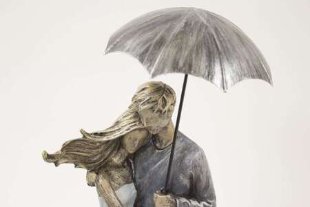 Figurka Przytulająca Się Para Z Parasolką